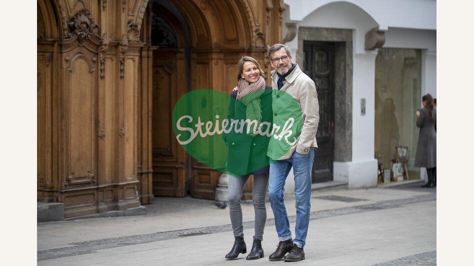 Stadtbummel in Graz, hier vor der Hofbäckerei Edegger-Tax | © STG | Punkt & Komma
