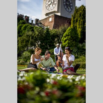 Picknick im Frühling am Grazer Schlossberg mit Uhrturm | © STG | Tom Lamm