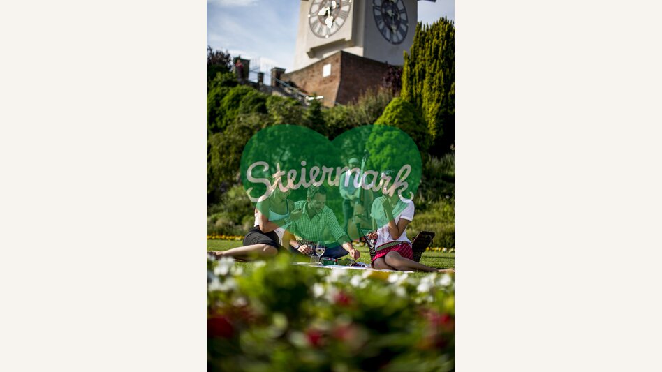 Picknick im Frühling am Grazer Schlossberg mit Uhrturm | © STG | Tom Lamm