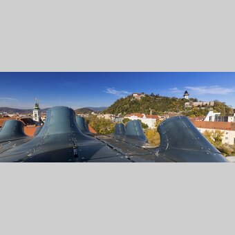 Graz mit Kunsthaus und Schlossberg samt Uhrturm und Mariahilferkirche | © STG | Harry Schiffer