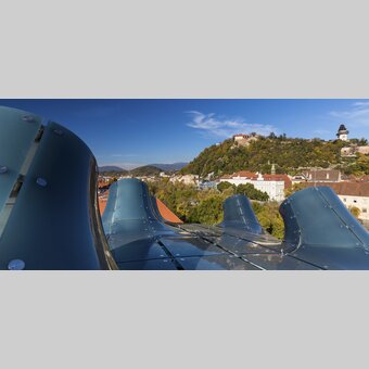 Graz mit Kunsthaus und Schlossberg mit Uhrturm | © STG | Harry Schiffer