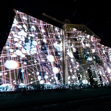 Klanglicht 2018, Graz: „Axioma“ von Onionlab, eine Licht- und Klangprojektion auf die Fassade der Oper | © Klanglicht  | Christian Thiess Photography