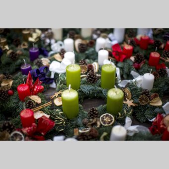Adventkränze am Kaiser-Josef-Markt, Graz | © STG | Tom Lamm