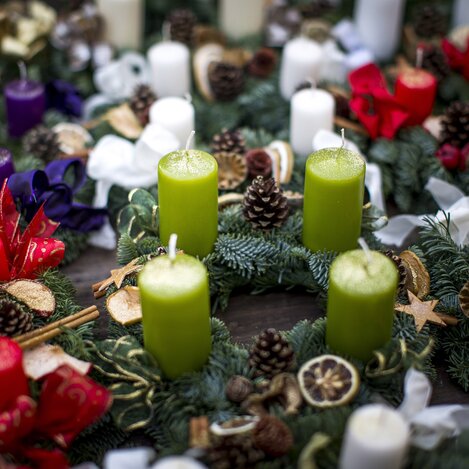 Adventkränze am Kaiser-Josef-Markt, Graz | © STG | Tom Lamm