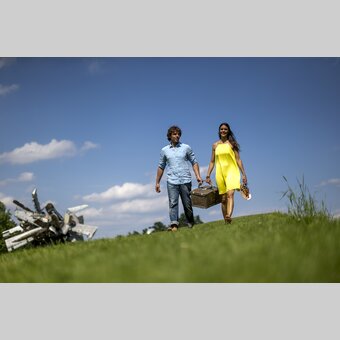 Picknick im Skulpturenpark, im Hintergrund Nancy Rubins, Airplane Parts and Hills, 2003 | © Region Graz - Skulpturenpark, im Hintergrund Nancy Rubins, Airplane Parts and Hills | Tom Lamm