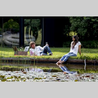 Picknick im Österreichischen Skulpturenpark, im Hintergrund Erwin Wurm, Fat Car, 2000/01 | © Region Graz - Skulpturenpark, im Hintergrund Erwin Wurm, Fat Car | Tom Lamm