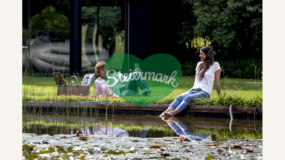 Picknick im Österreichischen Skulpturenpark, im Hintergrund Erwin Wurm, Fat Car, 2000/01 | © Region Graz - Skulpturenpark, im Hintergrund Erwin Wurm, Fat Car | Tom Lamm