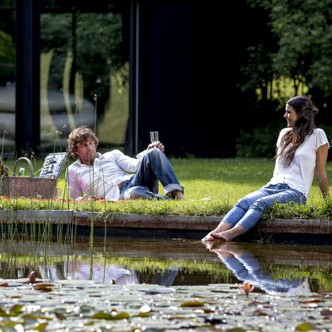 Picknick im Österreichischen Skulpturenpark, im Hintergrund Erwin Wurm, Fat Car, 2000/01 | © Region Graz - Skulpturenpark, im Hintergrund Erwin Wurm, Fat Car | Tom Lamm