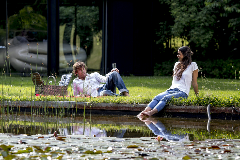 Picnic in Austrian Sculputre Park, in the back Erwin Wurm, Fat Car, 2000/01 | © Tom Lamm | Tom Lamm