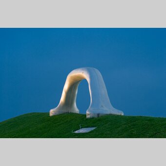 Peter Weibel. Die Erdkugel als Koffer. | © Skulpturenpark | Kristoferitsch