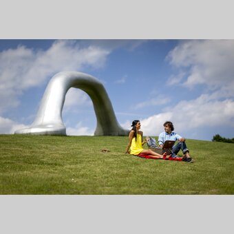 Picknick im Skulpturenpark, Peter Weibel. Die Erdkugel als Koffer.  | © Skulpturenpark | Tom Lamm