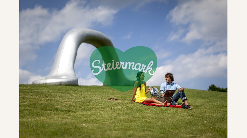 Picknick im Skulpturenpark, Peter Weibel. Die Erdkugel als Koffer.  | © Skulpturenpark | Tom Lamm