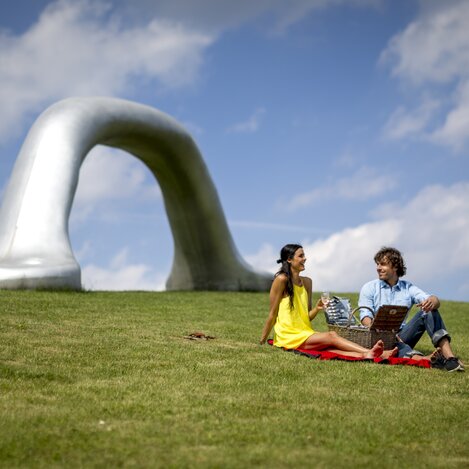 Picknick im Skulpturenpark, Peter Weibel. Die Erdkugel als Koffer.  | © Skulpturenpark | Tom Lamm
