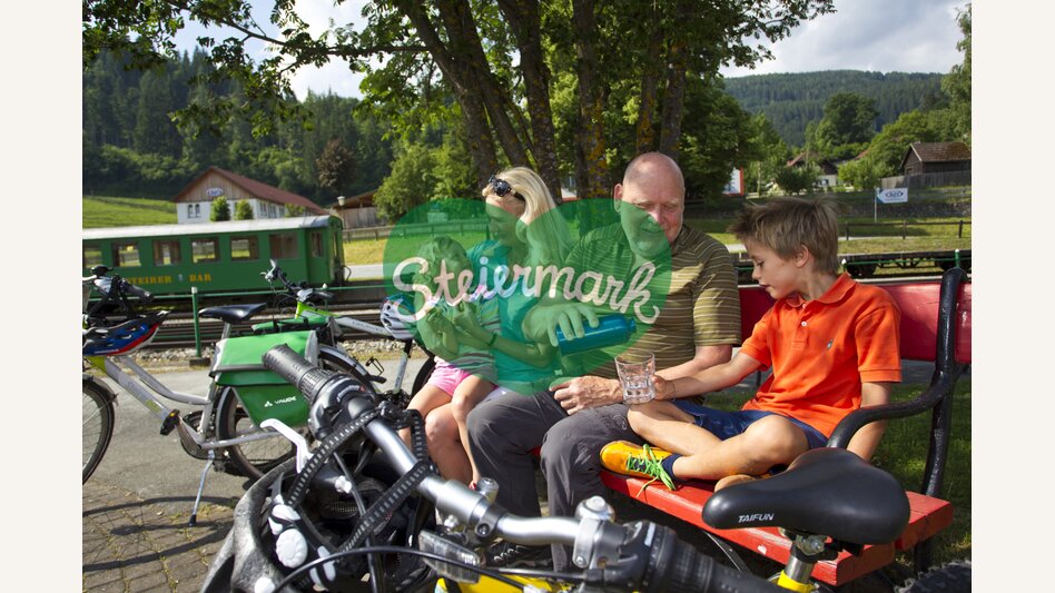 Großeltern mit Enkel am Murradweg | © STG | Leo Himsl