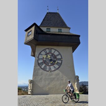 Radfahrer vor Grazer Uhrturm am Schlossberg | © STG | Thorsten Brönner