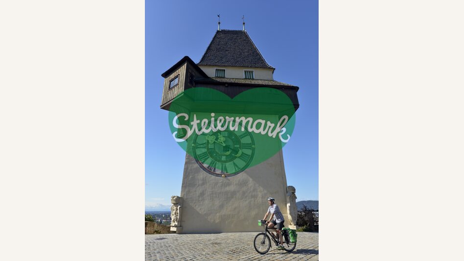 Radfahrer vor Grazer Uhrturm am Schlossberg | © STG | Thorsten Brönner
