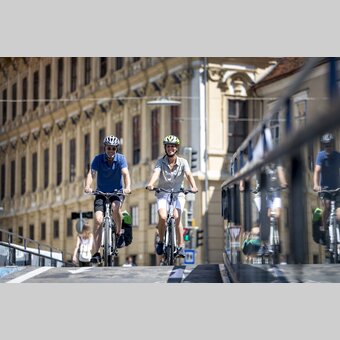 Radfahrer in Graz am Mursteg | © STG | Tom Lamm