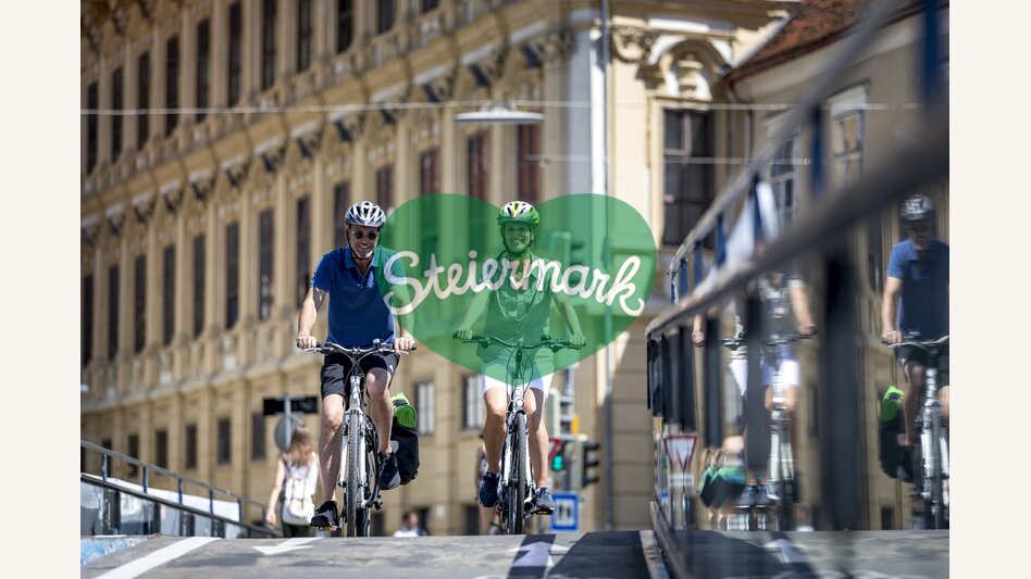 Radfahrer in Graz am Mursteg | © STG | Tom Lamm