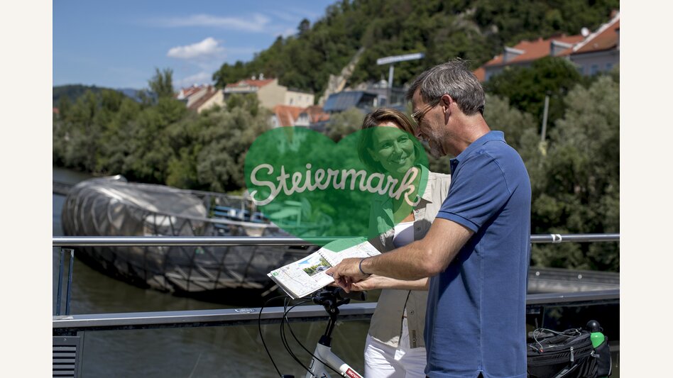 Radfahren in Graz am Mursteg mit Murinsel | © STG | Tom Lamm