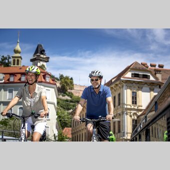 Radfahrer in Graz am Mursteg | © STG | Tom Lamm