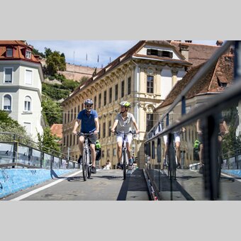 Radfahrer in Graz am Mursteg | © STG | Tom Lamm