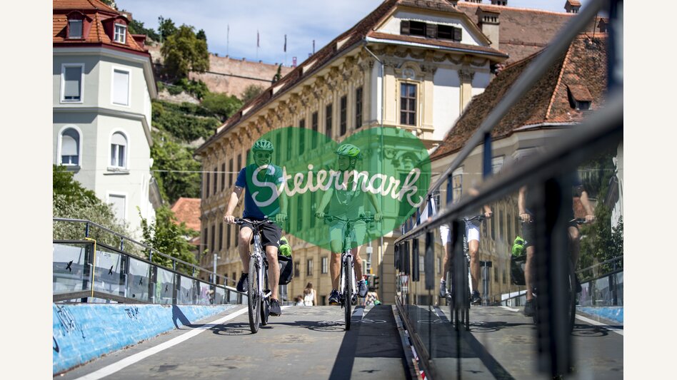 Radfahrer in Graz am Mursteg | © STG | Tom Lamm