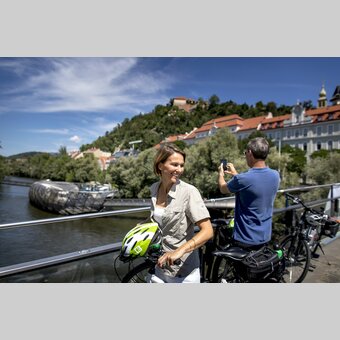 Radfahren in Graz am Mursteg mit Murinsel | © STG | Tom Lamm