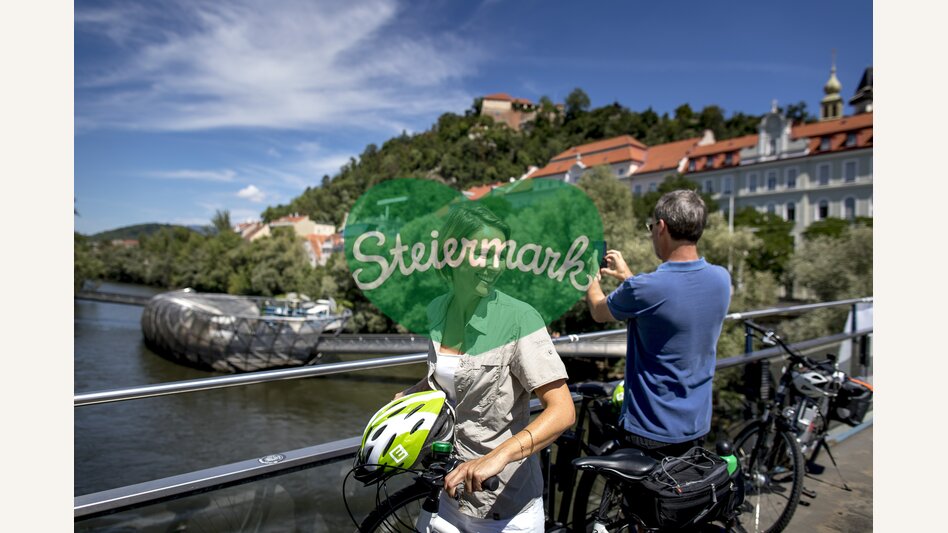Radfahren in Graz am Mursteg mit Murinsel | © STG | Tom Lamm