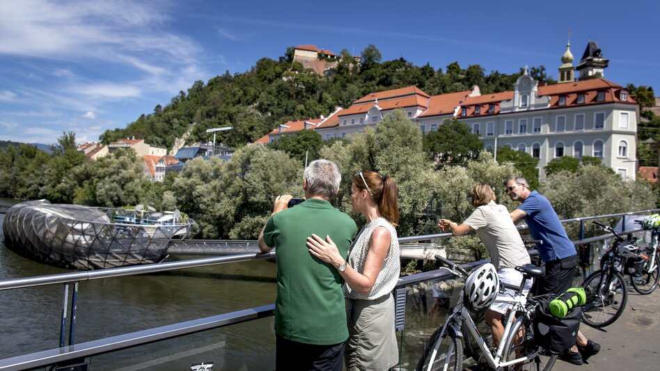 Cyclist at the Mursteg in Graz | © Steiermark Tourismus | Tom Lamm