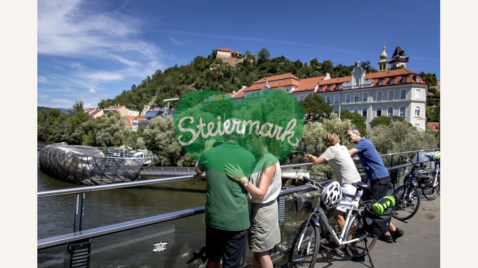 Radfahrer am Mursteg in Graz | © STG | Tom Lamm