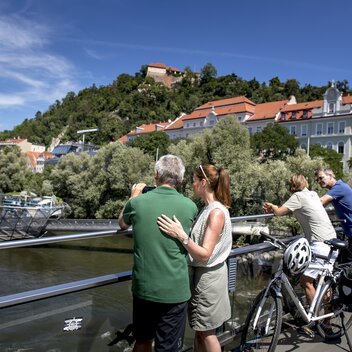 Radfahrer am Mursteg in Graz | © STG | Tom Lamm