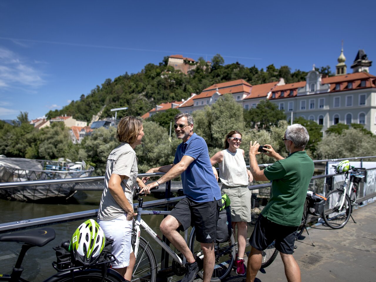 Cycling holidaymakers during a stopover in Graz | © Steiermark Tourismus | Tom Lamm