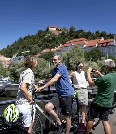 Cycling holidaymakers during a stopover in Graz | © Steiermark Tourismus | Tom Lamm