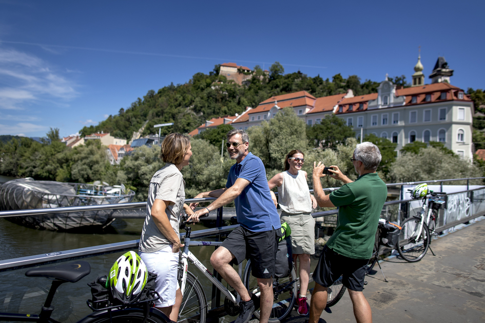 Cycling holidaymakers during a stopover in Graz | © Steiermark Tourismus | Tom Lamm