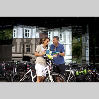 Radfahrer in Graz beim Kunsthaus | © STG | Tom Lamm