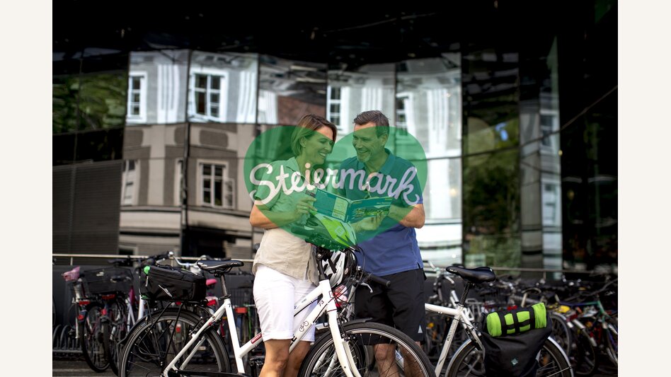 Radfahrer in Graz beim Kunsthaus | © STG | Tom Lamm