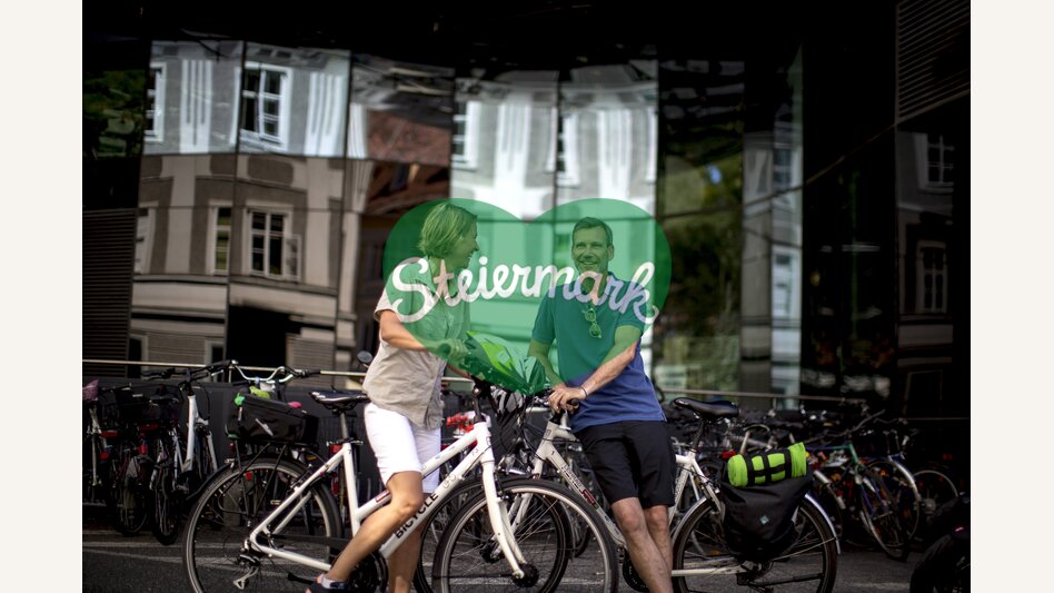 Radfahren in Graz beim Kunsthaus | © STG | Tom Lamm