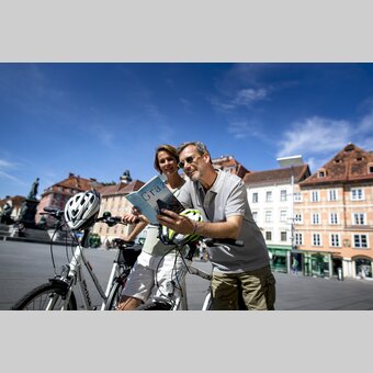 Radfahrer in Graz am Hauptplatz | © STG | Tom Lamm