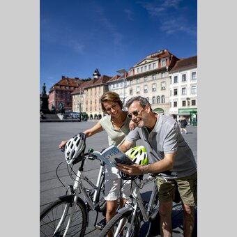 Radfahrer in Graz am Hauptplatz | © STG | Tom Lamm