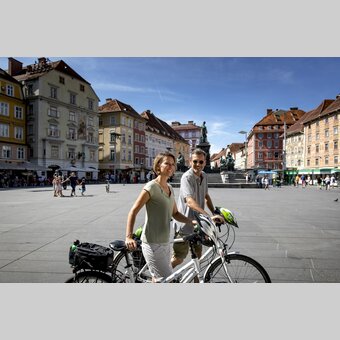 Radfahrer in Graz am Hauptplatz | © STG | Tom Lamm