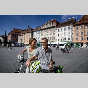 Radfahrer in Graz am Hauptplatz | © STG | Tom Lamm
