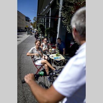 Radfahrer in Graz beim Kunsthaus | © STG | Tom Lamm