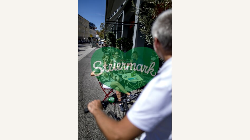 Radfahrer in Graz beim Kunsthaus | © STG | Tom Lamm