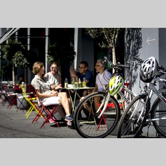 Erfrischung beim Radfahren in Graz im Kunsthauscafé | © STG | Tom Lamm