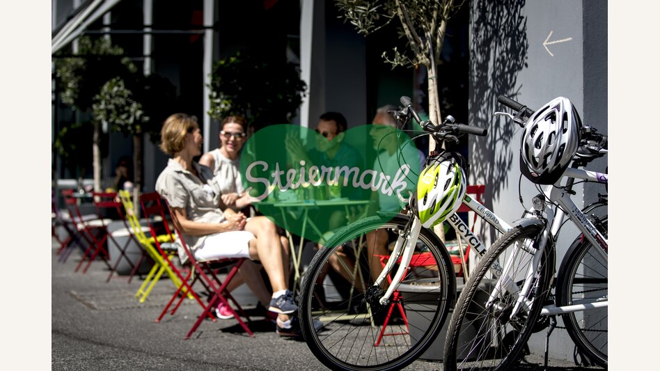 Erfrischung beim Radfahren in Graz im Kunsthauscafé | © STG | Tom Lamm