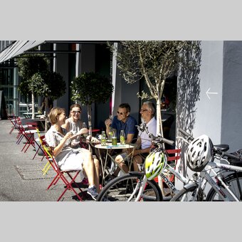 Erfrischung beim Radfahren in Graz im Kunsthauscafé | © STG | Tom Lamm