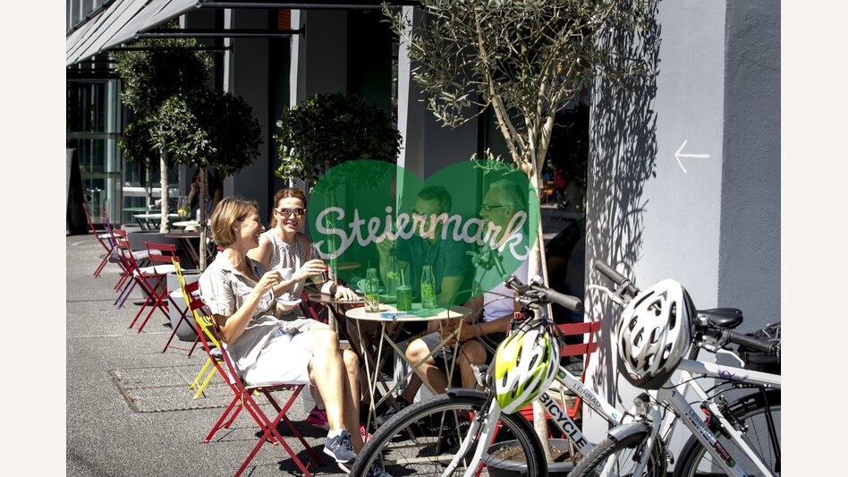 Erfrischung beim Radfahren in Graz im Kunsthauscafé | © STG | Tom Lamm