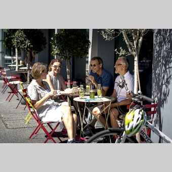 Erfrischung beim Radfahren in Graz im Kunsthauscafé | © STG | Tom Lamm