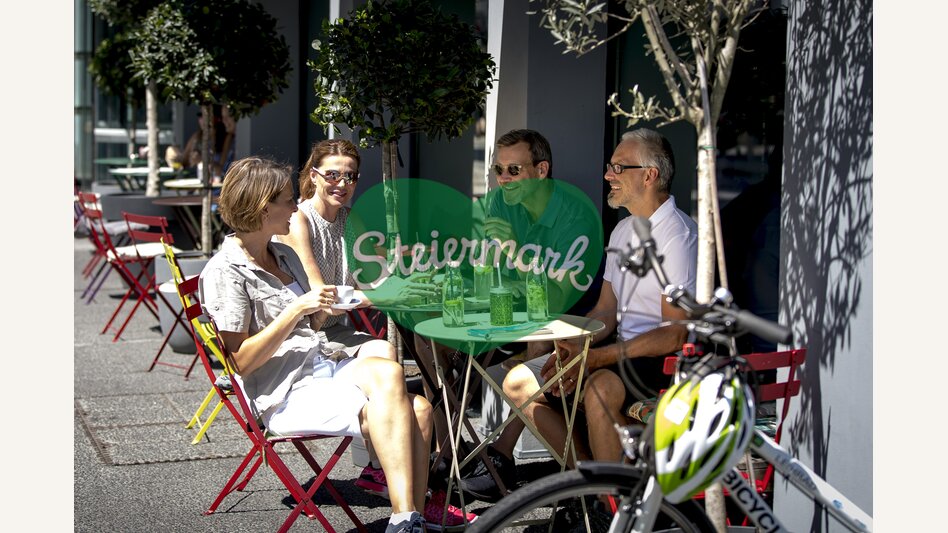 Erfrischung beim Radfahren in Graz im Kunsthauscafé | © STG | Tom Lamm