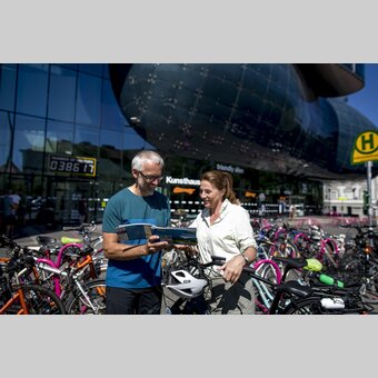 Radfahrer in Graz beim Kunsthaus | © STG | Tom Lamm